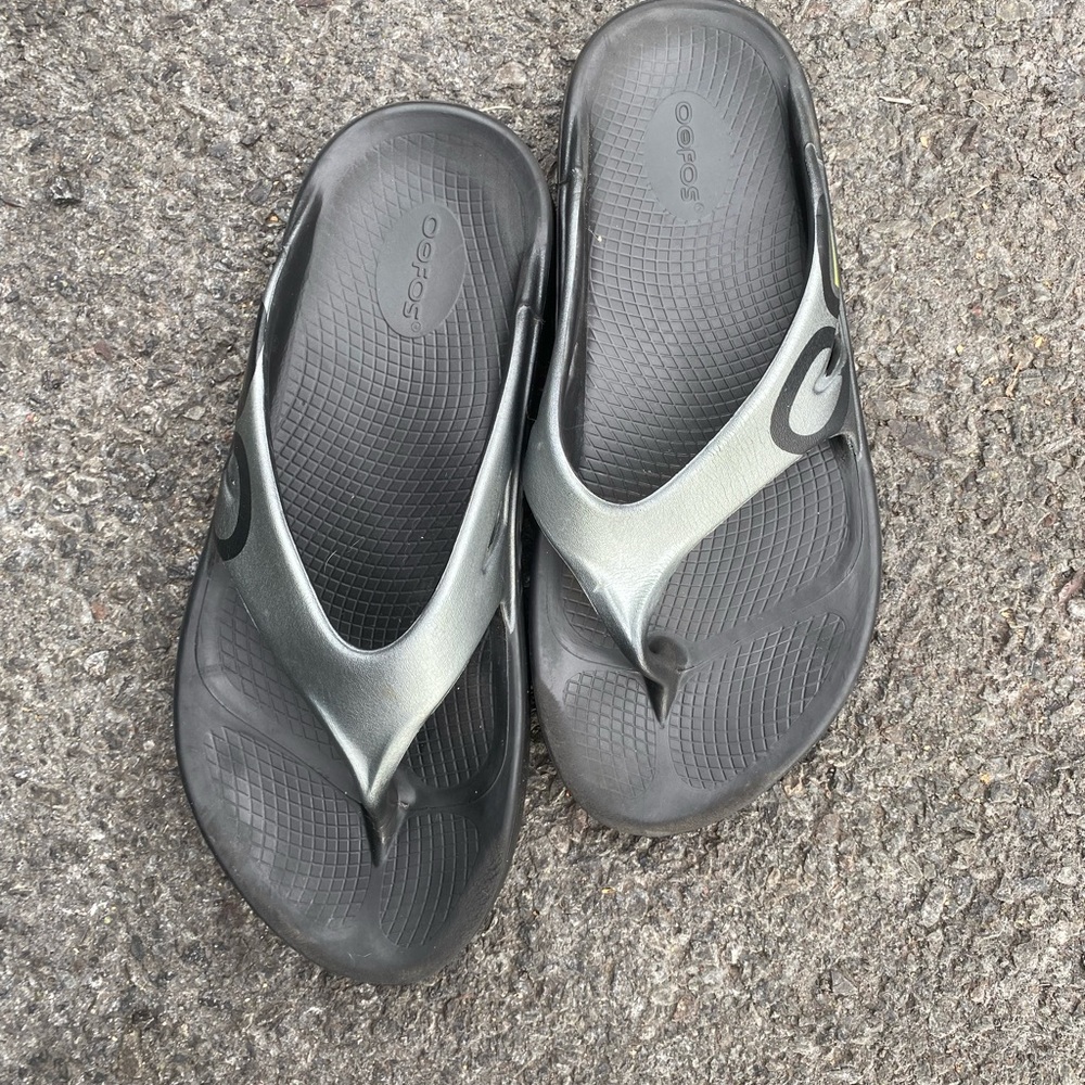 OOFOS Black & Metallic Gray Flip Flops | Women’s Size 11 | Men’s Size 9